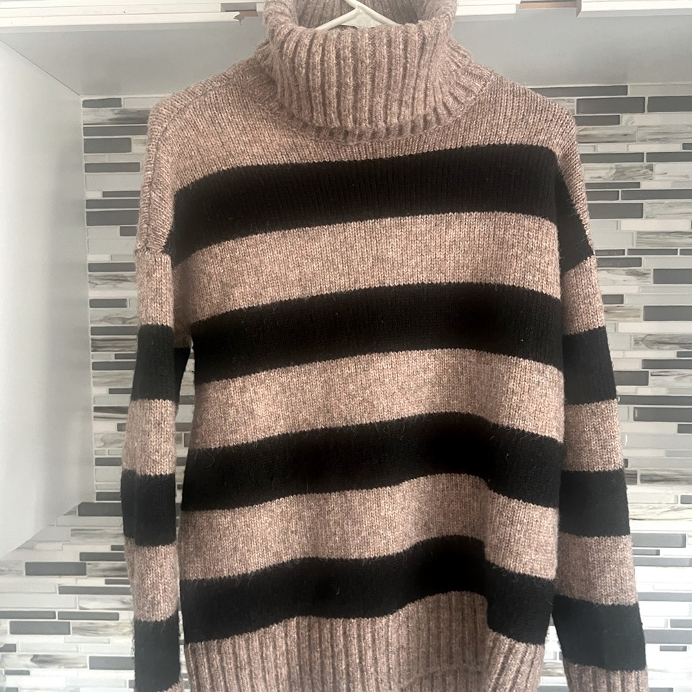 NWT Evereve Black and Tan Turtleneck Sweater